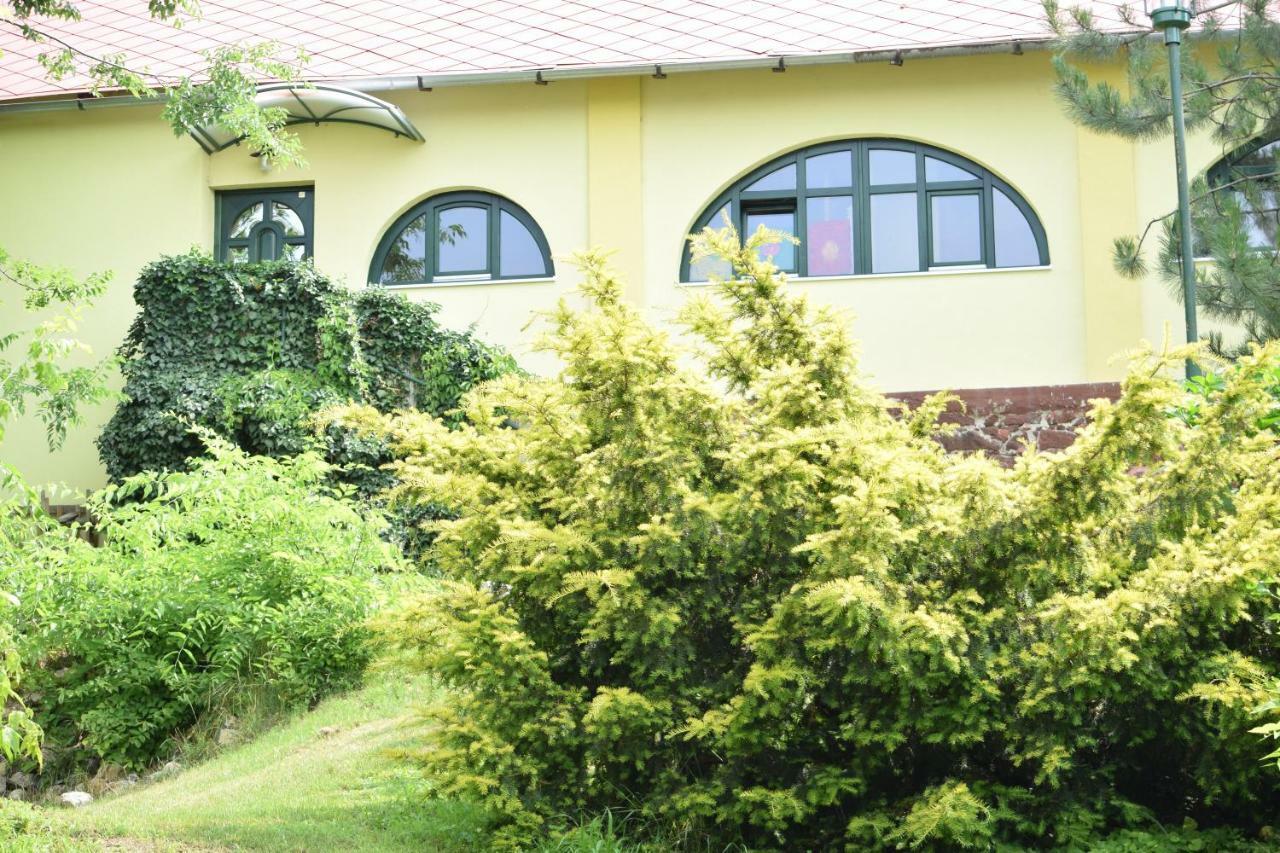 Árnyas Park Apartmanház Bed and Breakfast Balatonalmádi Esterno foto